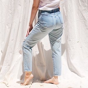 Vintage High Waisted Light Wash Mom Jeans